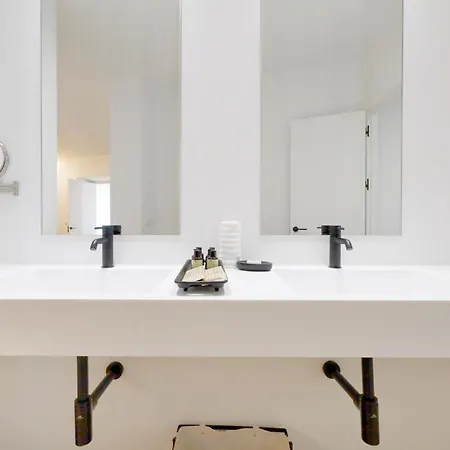 Victoria Suites *